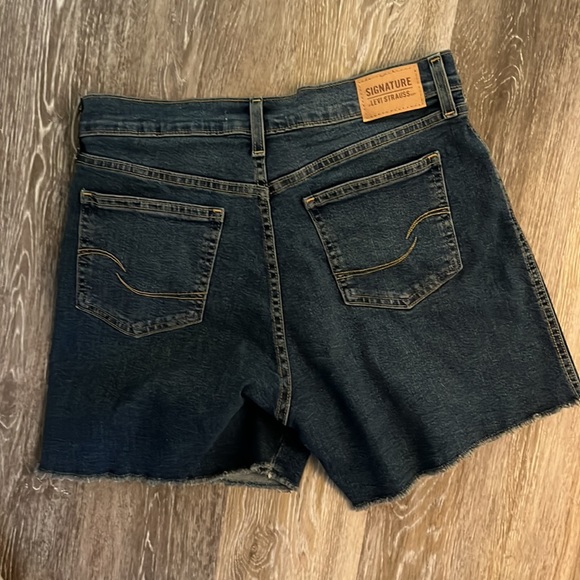 Levi high rise shorts - Picture 2 of 5